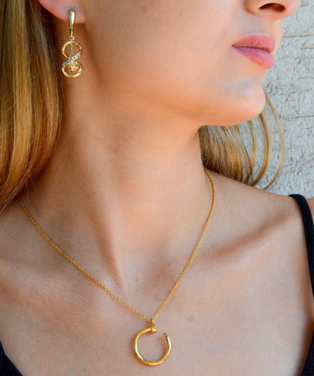 Naszyjnik stalowy celebrytka pokryta złotem z zawieszką Gwóźdź DIA-NSZ-2870-STAL. Naszyjnik stalowy w złotym kolorze. Naszyjnik z popularną zawieszką gwóźdź. Naszyjnik damski stalowy o długości 45 cm, bez możliwości przedłuż.jpg