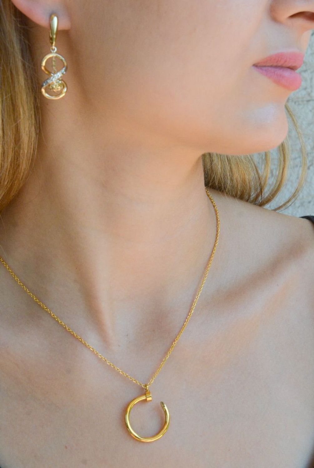 Naszyjnik stalowy celebrytka pokryta złotem z zawieszką Gwóźdź DIA-NSZ-2870-STAL. Naszyjnik stalowy w złotym kolorze. Naszyjnik z popularną zawieszką gwóźdź. Naszyjnik damski stalowy o długości 45 cm, bez możliwości przedłuż.jpg