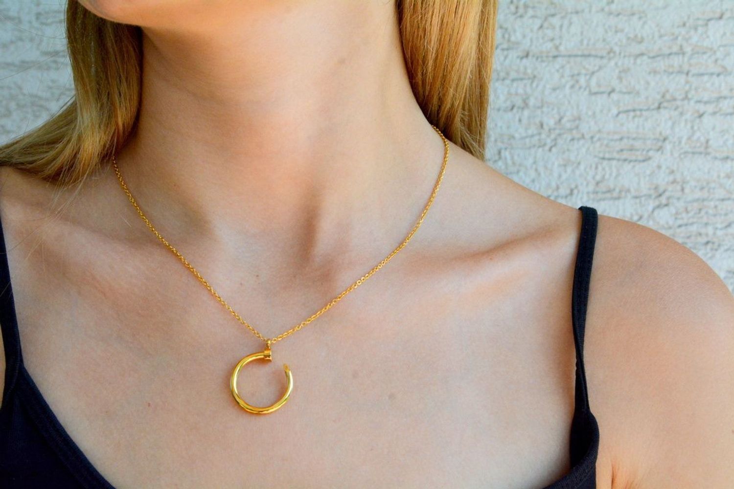 Naszyjnik stalowy celebrytka pokryta złotem z zawieszką Gwóźdź DIA-NSZ-2870-STAL. Naszyjnik stalowy w złotym kolorze. Naszyjnik z popularną zawieszką gwóźdź. Naszyjnik damski stalowy o długości 45 cm, bez możliwości przedłuż.jpg