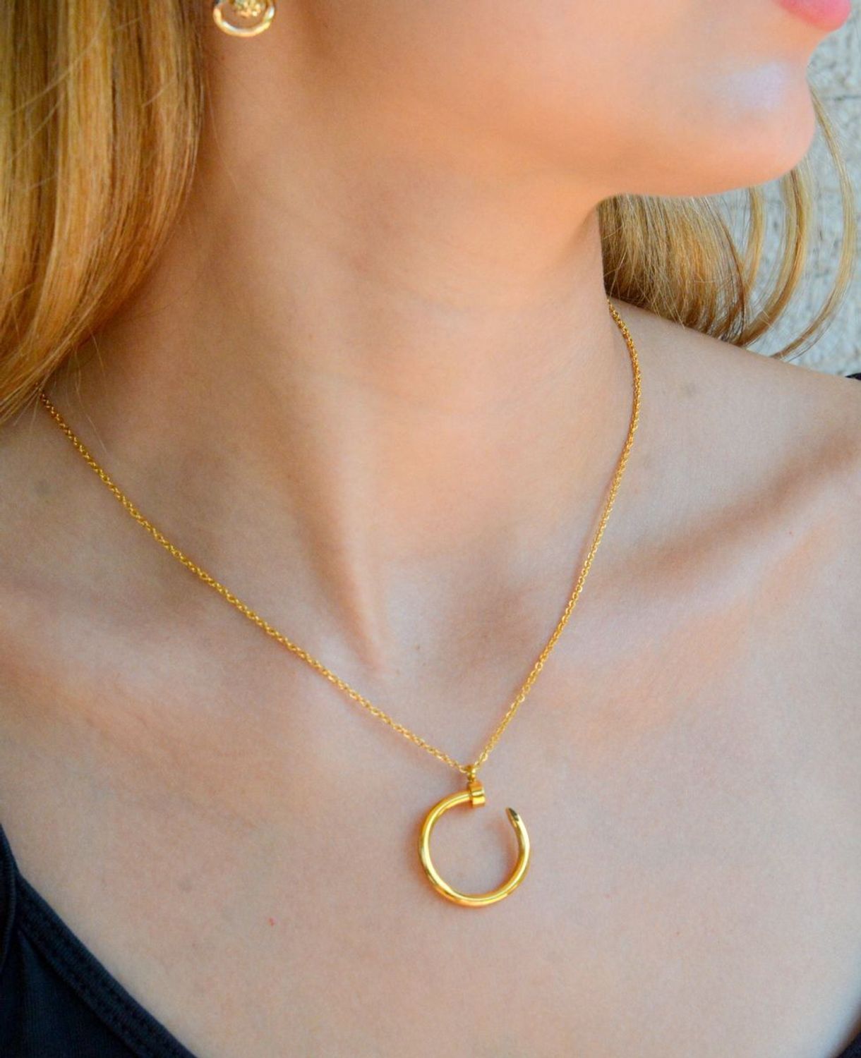 Naszyjnik stalowy celebrytka pokryta złotem z zawieszką Gwóźdź DIA-NSZ-2870-STAL. Naszyjnik stalowy w złotym kolorze. Naszyjnik z popularną zawieszką gwóźdź. Naszyjnik damski stalowy o długości 45 cm, bez możliwości przedłuż.jpg