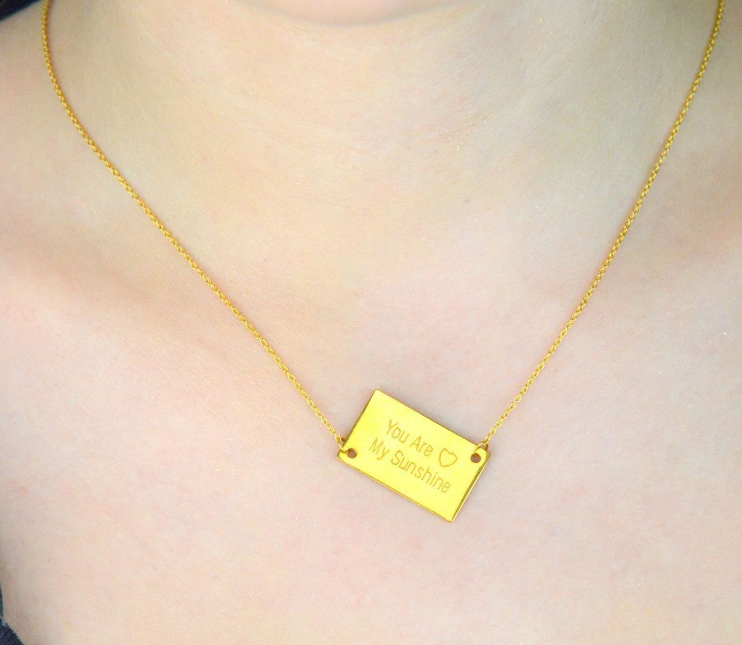 Damski naszyjnik stalowy pozłacany z napisem „You are my sunshine”. Długość 42 + 5 cm, zawieszka 2,5 × 1,5 cm. Model DIA-NSZ-2874-925 – biżuteria z emocjami.1.jpg