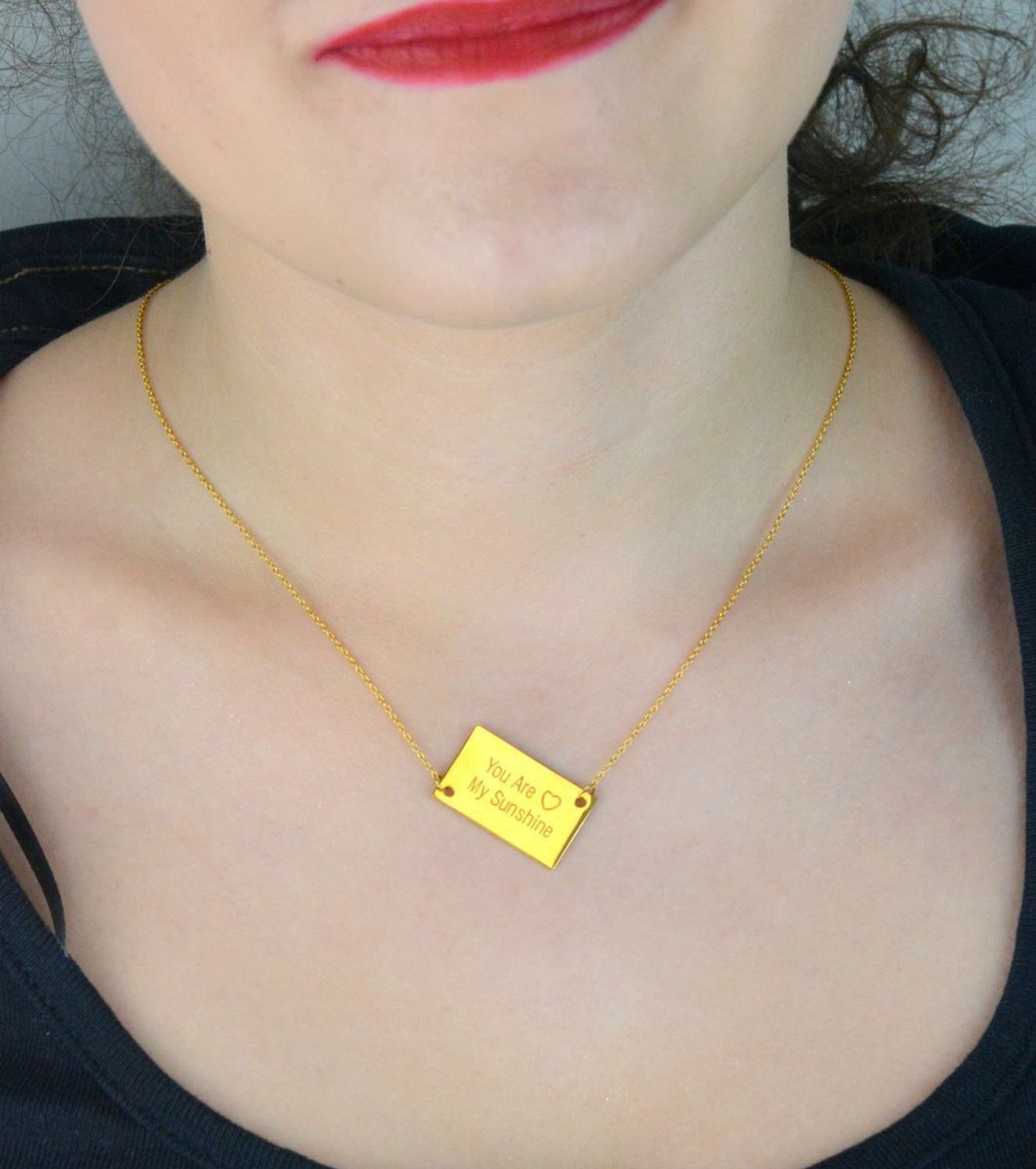Damski naszyjnik stalowy pozłacany z napisem „You are my sunshine”. Długość 42 + 5 cm, zawieszka 2,5 × 1,5 cm. Model DIA-NSZ-2874-925 – biżuteria z emocjami.1.jpg