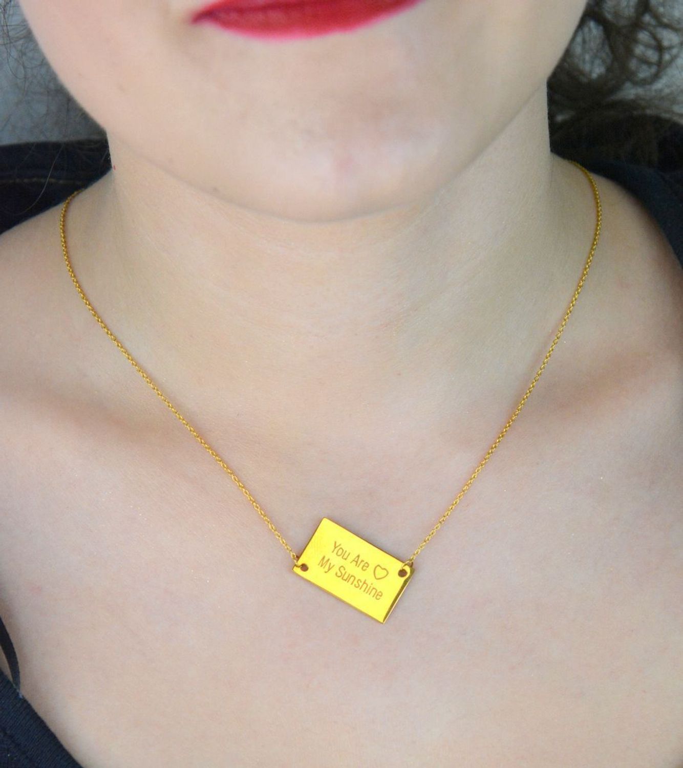 Damski naszyjnik stalowy pozłacany z napisem „You are my sunshine”. Długość 42 + 5 cm, zawieszka 2,5 × 1,5 cm. Model DIA-NSZ-2874-925 – biżuteria z emocjami.1.jpg
