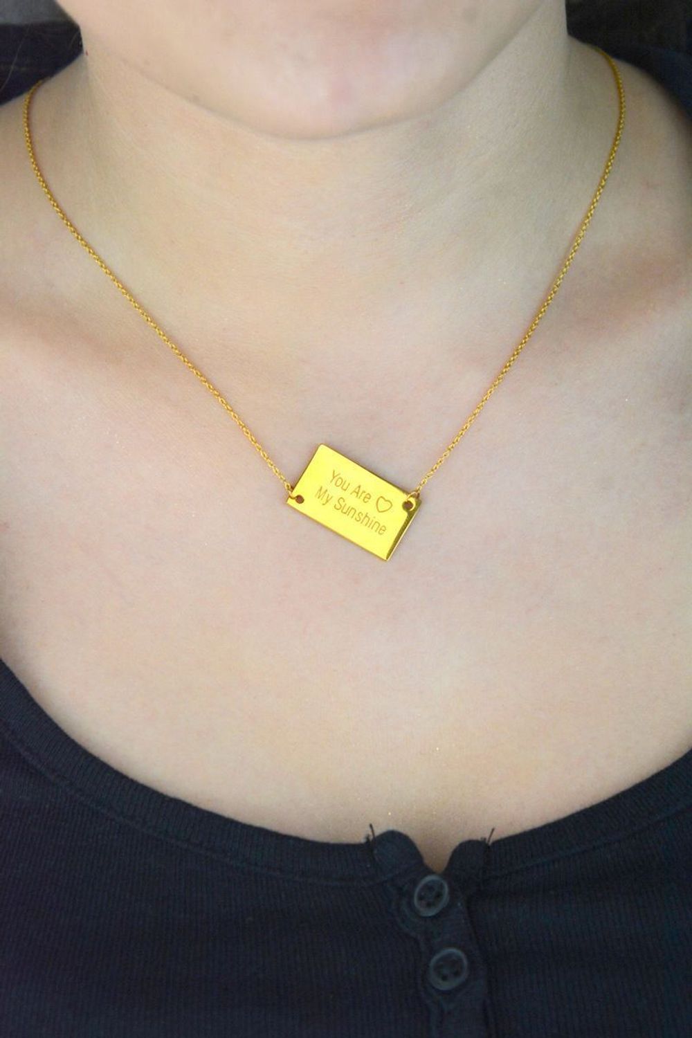Damski naszyjnik stalowy pozłacany z napisem „You are my sunshine”. Długość 42 + 5 cm, zawieszka 2,5 × 1,5 cm. Model DIA-NSZ-2874-925 – biżuteria z emocjami.1.jpg