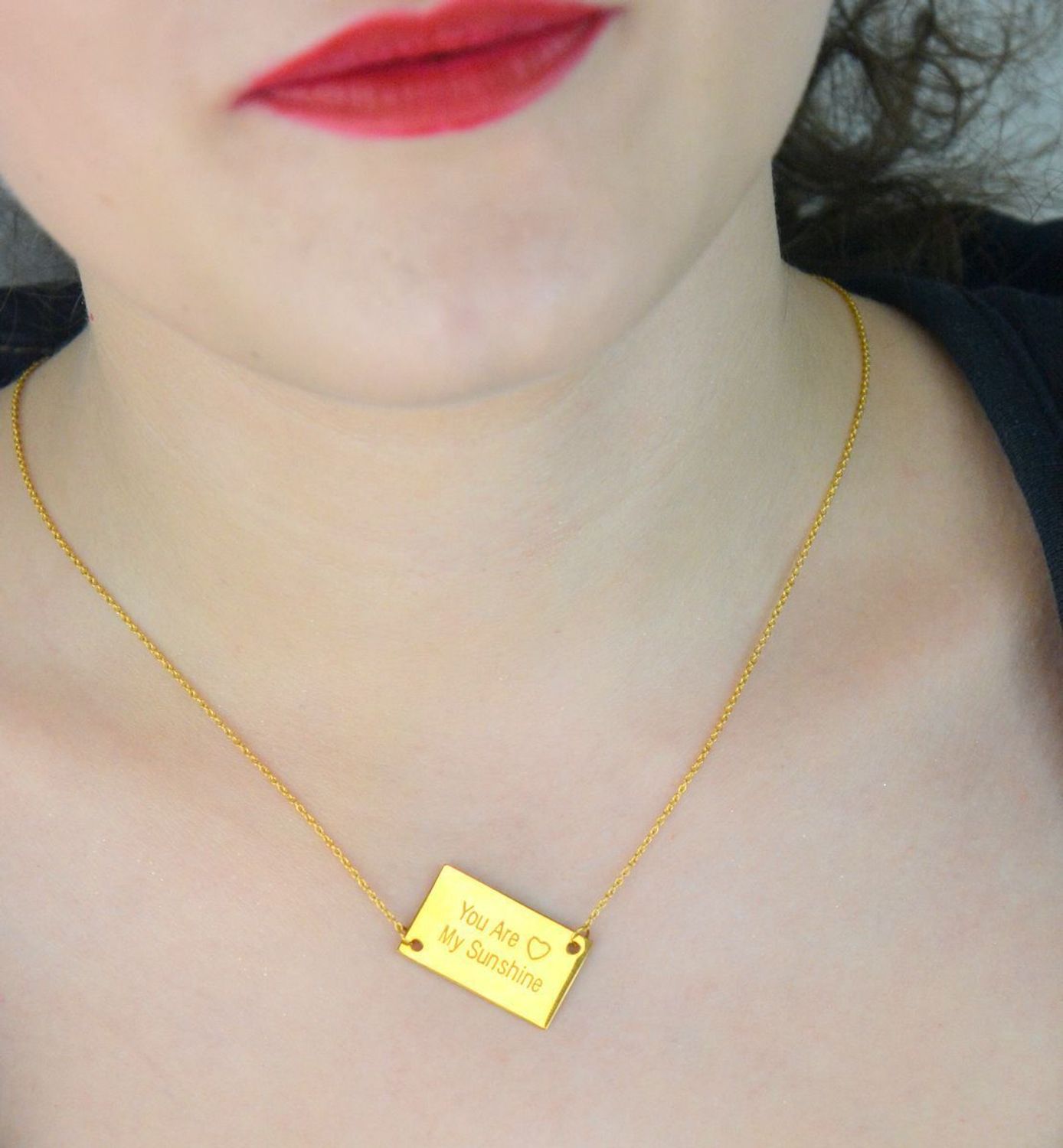 Damski naszyjnik stalowy pozłacany z napisem „You are my sunshine”. Długość 42 + 5 cm, zawieszka 2,5 × 1,5 cm. Model DIA-NSZ-2874-925 – biżuteria z emocjami.1.jpg