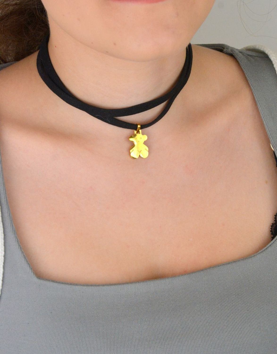 Pozłacany naszyjnik choker z zawieszką misia – delikatna biżuteria damska ze stali nierdzewnej. Długość 45 + 5 cm. Idealny prezent z uroczym akcentem.1.jpg