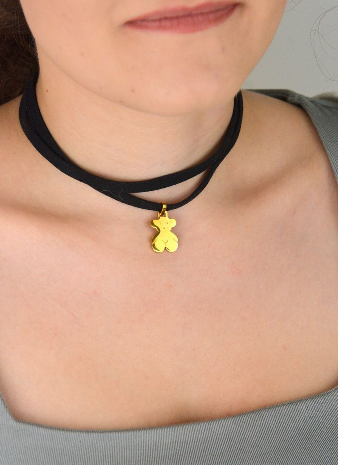 Pozłacany naszyjnik choker z zawieszką misia – delikatna biżuteria damska ze stali nierdzewnej. Długość 45 + 5 cm. Idealny prezent z uroczym akcentem.1.jpg