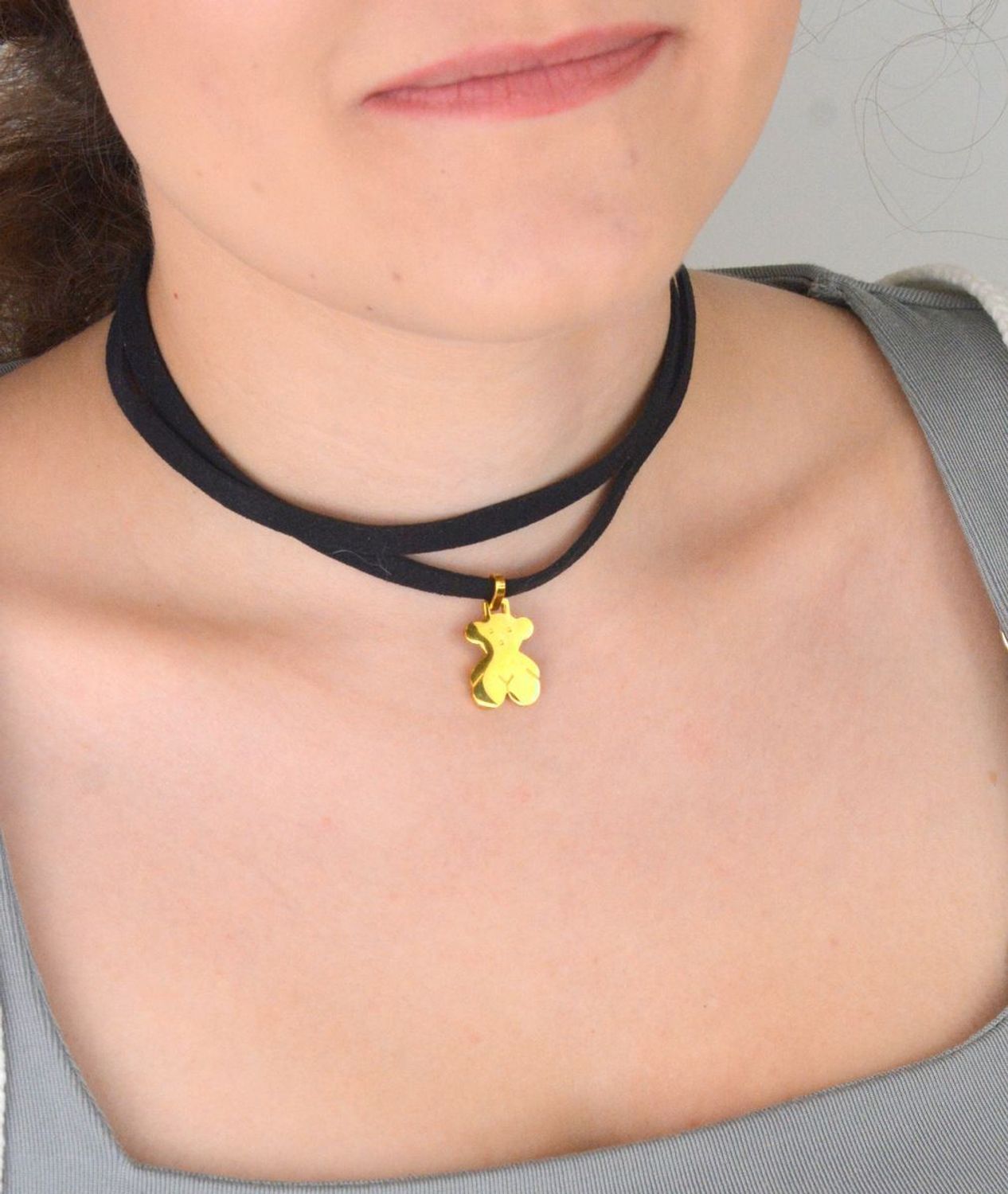 Pozłacany naszyjnik choker z zawieszką misia – delikatna biżuteria damska ze stali nierdzewnej. Długość 45 + 5 cm. Idealny prezent z uroczym akcentem.1.jpg