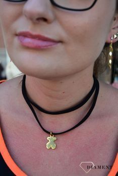 Naszyjnik choker czarny rzemyk z pozłacanym misiem DIA-NSZ-2881-INNE. Choker można owinąć kilka razy wokół szyi, dodatkowo naszyjnik został ozdobiony zawieszką (1).JPG