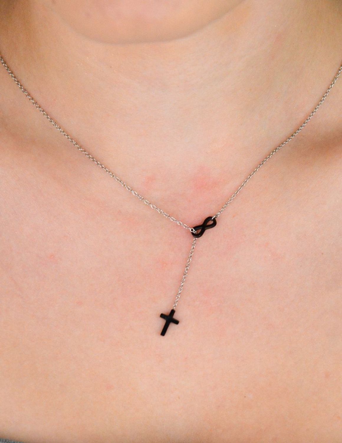 Naszyjnik damski stalowy DIA-NSZ-2883-STAL z czarnym krzyżykiem i znakiem nieskończoności. Długość 49 + 3 cm. Symboliczna i elegancka biżuteria dla nowoczesnych kobiet.1.jpg
