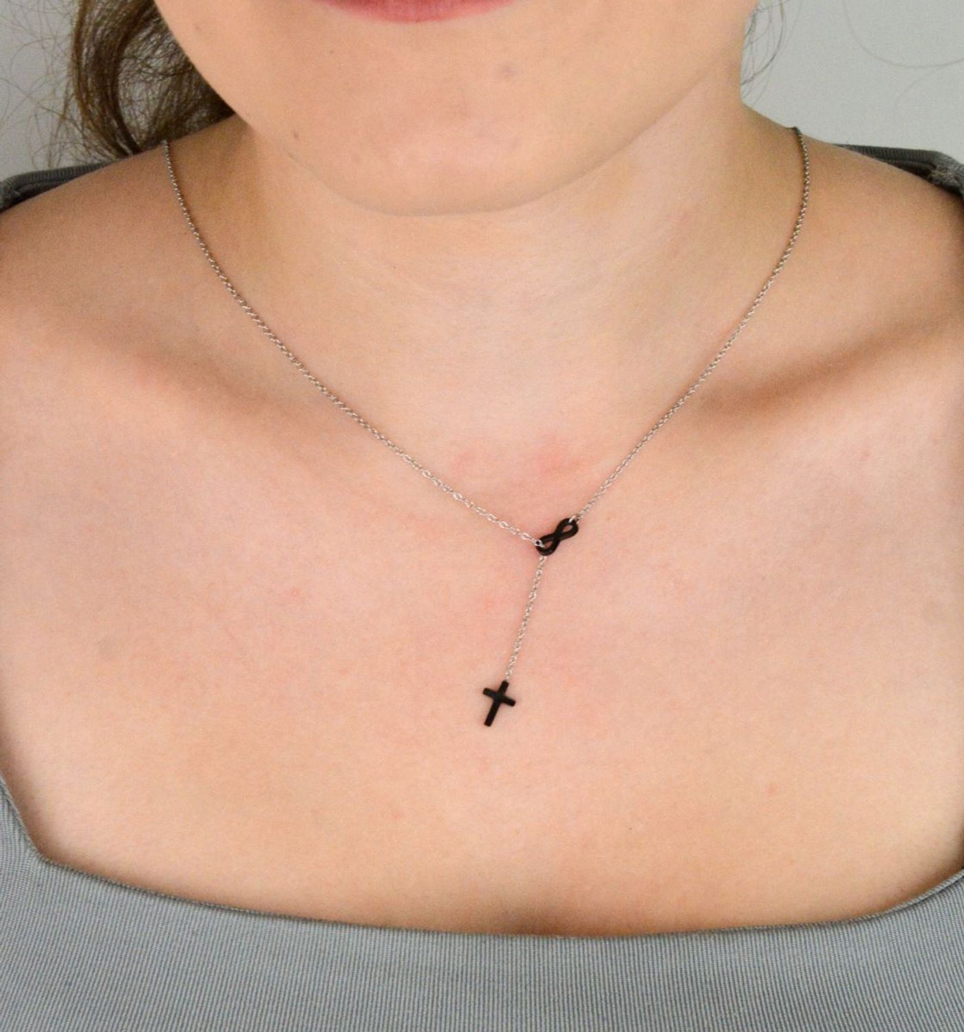 Naszyjnik damski stalowy DIA-NSZ-2883-STAL z czarnym krzyżykiem i znakiem nieskończoności. Długość 49 + 3 cm. Symboliczna i elegancka biżuteria dla nowoczesnych kobiet.1.jpg