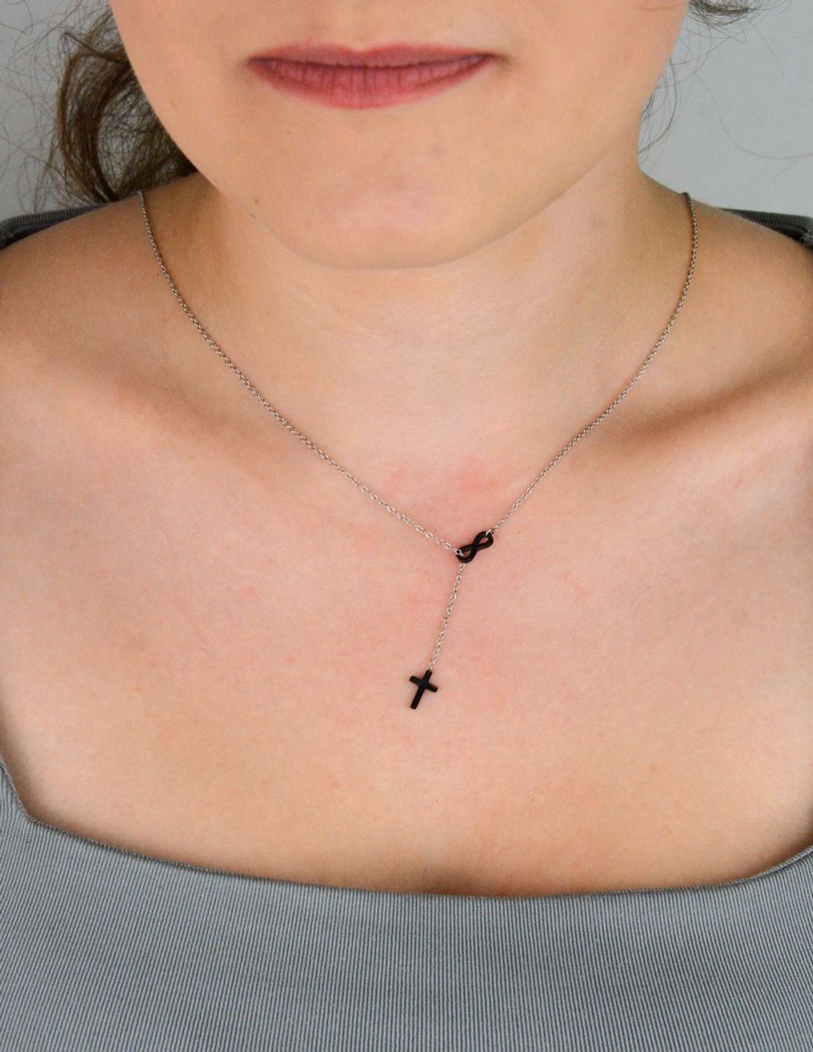 Naszyjnik damski stalowy DIA-NSZ-2883-STAL z czarnym krzyżykiem i znakiem nieskończoności. Długość 49 + 3 cm. Symboliczna i elegancka biżuteria dla nowoczesnych kobiet.1.jpg