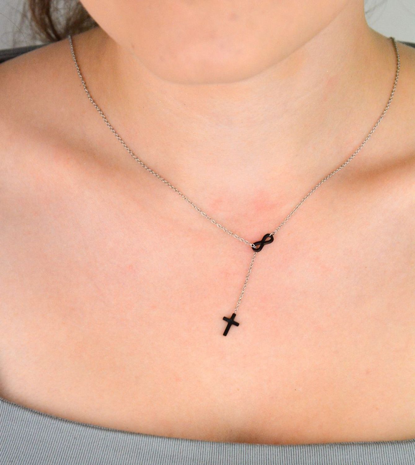 Naszyjnik damski stalowy DIA-NSZ-2883-STAL z czarnym krzyżykiem i znakiem nieskończoności. Długość 49 + 3 cm. Symboliczna i elegancka biżuteria dla nowoczesnych kobiet.1.jpg