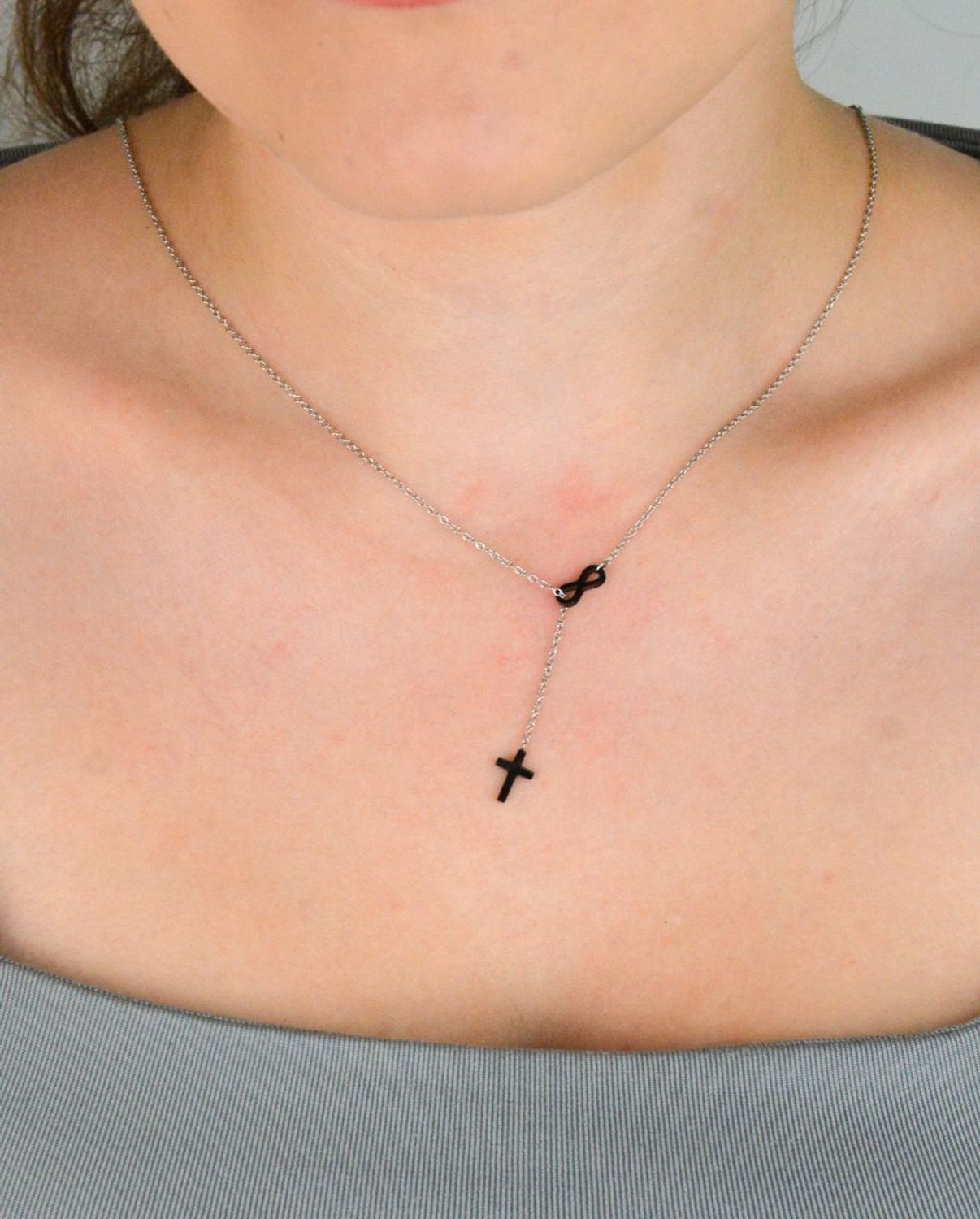 Naszyjnik damski stalowy DIA-NSZ-2883-STAL z czarnym krzyżykiem i znakiem nieskończoności. Długość 49 + 3 cm. Symboliczna i elegancka biżuteria dla nowoczesnych kobiet.1.jpg