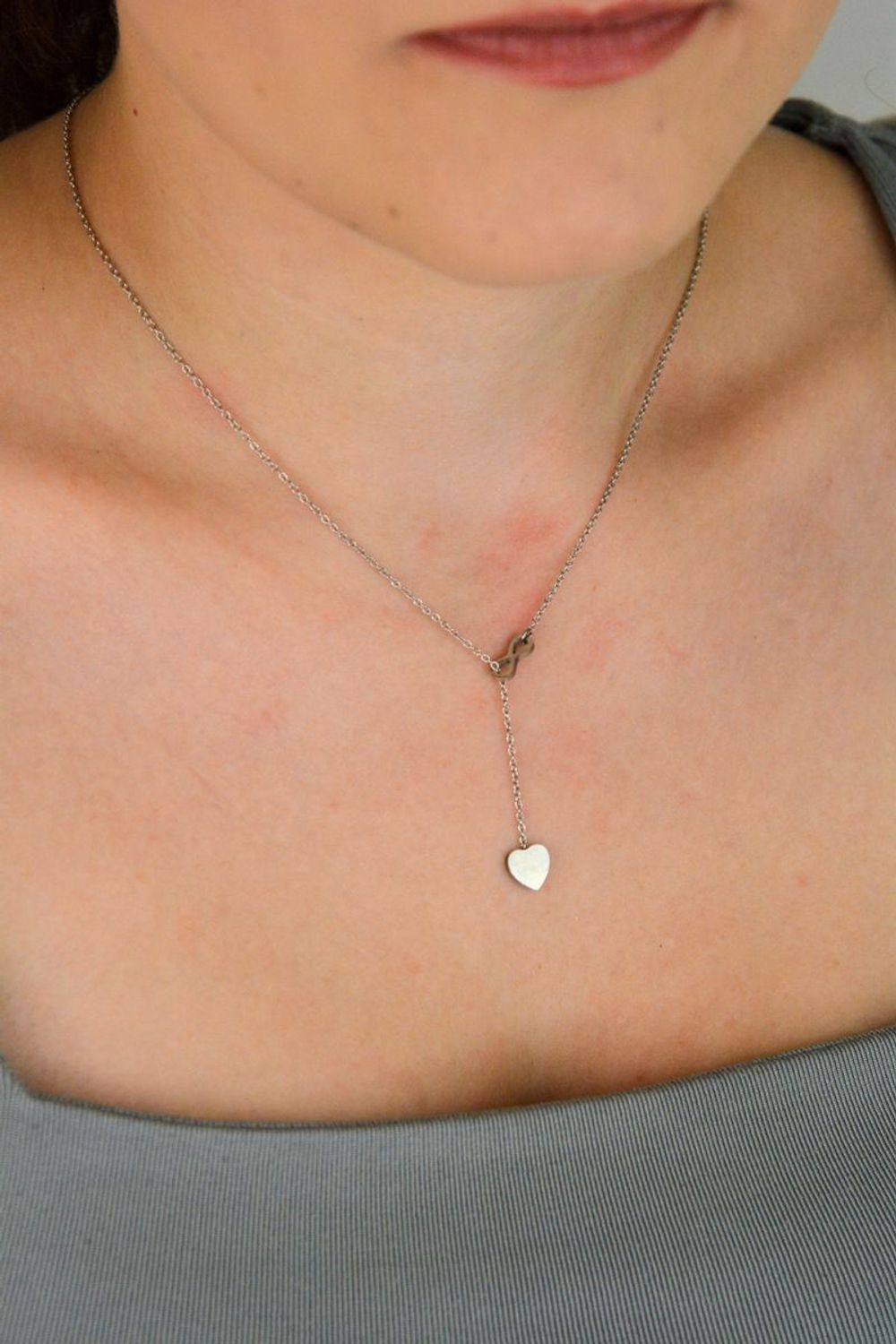 Naszyjnik stalowy znak nieskończoności z sercem – długość 50 cm, zapięcie na karabińczyk. Idealny prezent symbolizujący wieczną miłość. Model DIA-NSZ-2884-STAL.1.jpg