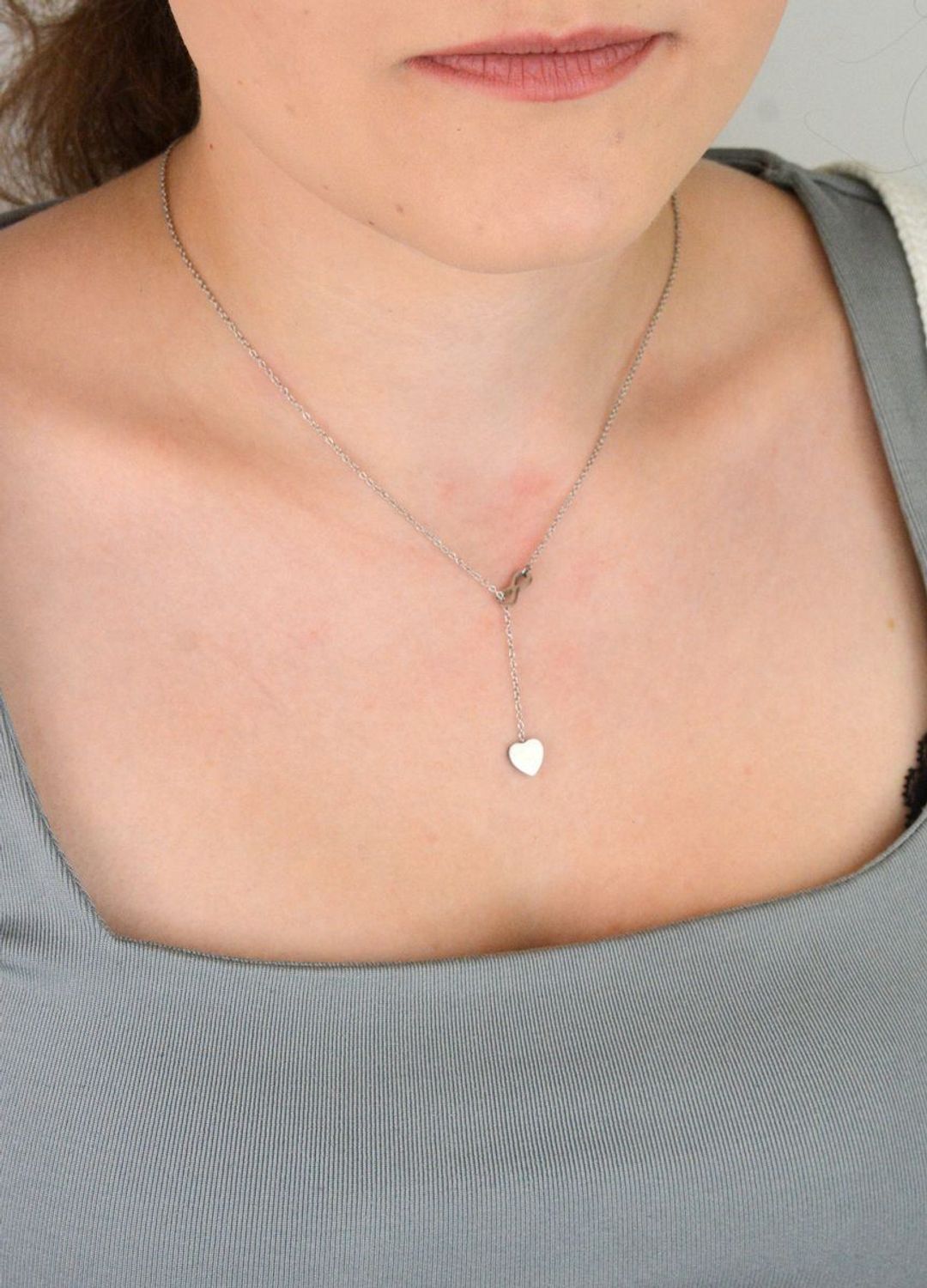 Naszyjnik stalowy znak nieskończoności z sercem – długość 50 cm, zapięcie na karabińczyk. Idealny prezent symbolizujący wieczną miłość. Model DIA-NSZ-2884-STAL.1.jpg