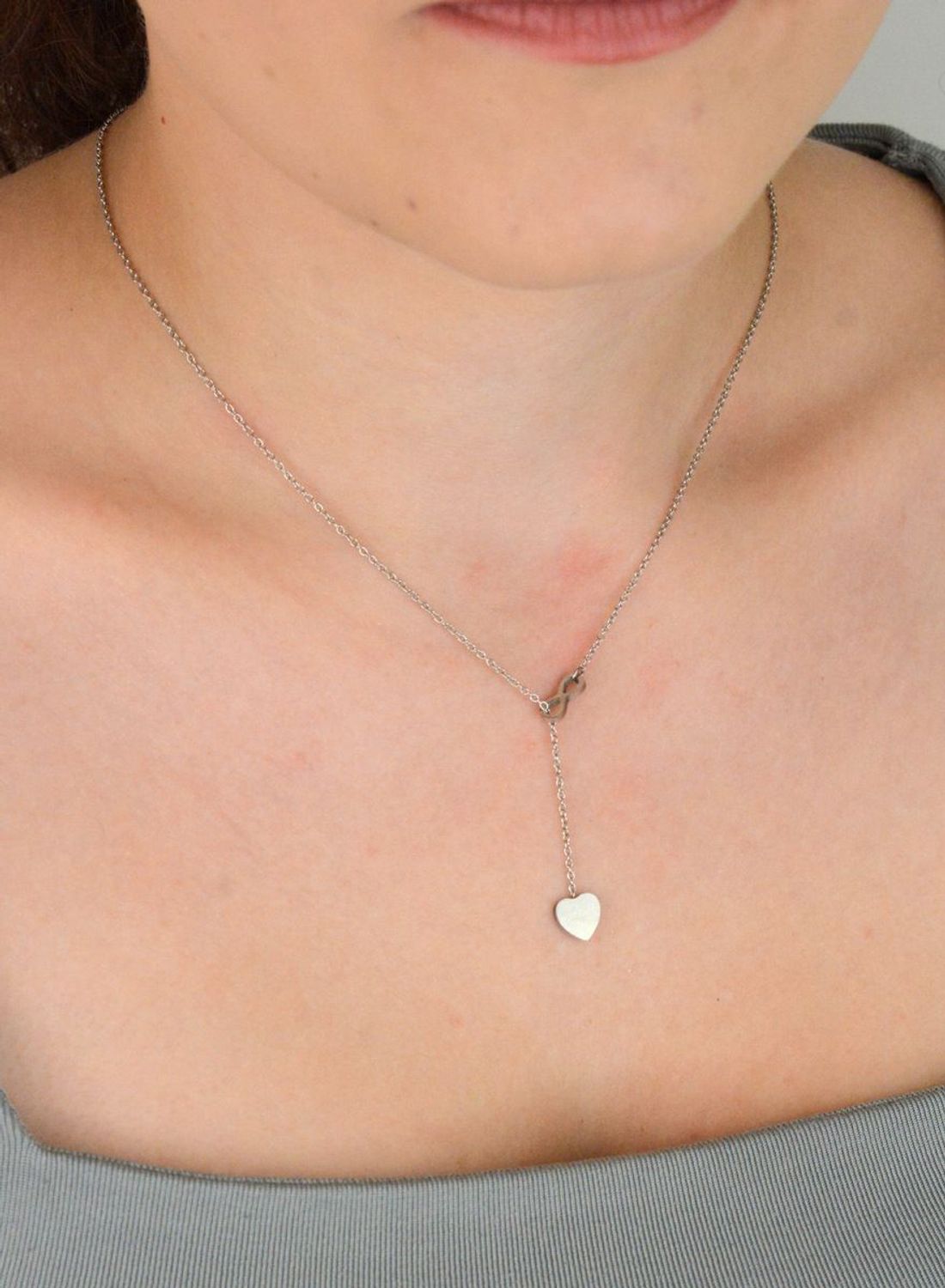 Naszyjnik stalowy znak nieskończoności z sercem – długość 50 cm, zapięcie na karabińczyk. Idealny prezent symbolizujący wieczną miłość. Model DIA-NSZ-2884-STAL.1.jpg