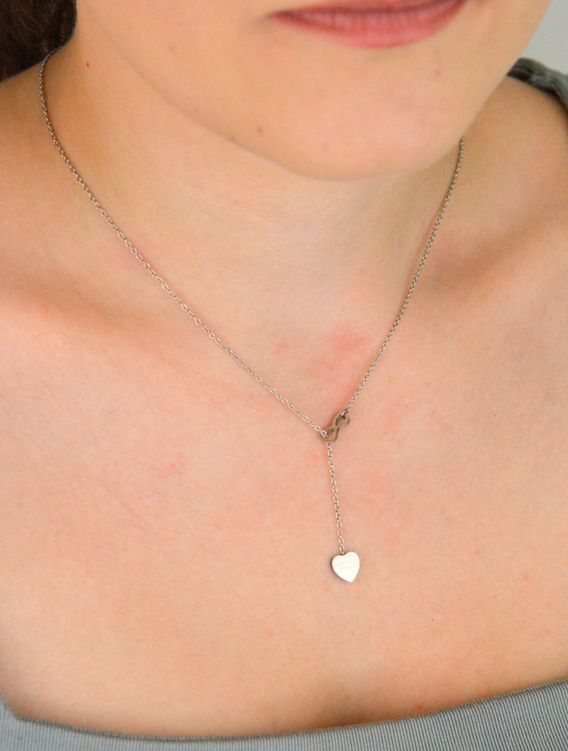 Naszyjnik stalowy znak nieskończoności z sercem – długość 50 cm, zapięcie na karabińczyk. Idealny prezent symbolizujący wieczną miłość. Model DIA-NSZ-2884-STAL.1.jpg