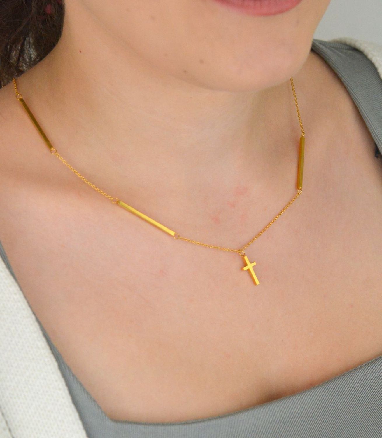 Naszyjnik damski stalowy pozłacany z pałeczkami i krzyżykiem. Długość 55 + 5 cm, zapięcie na karabińczyk. Elegancki, stylowy dodatek idealny na każdą okazję.1.jpg