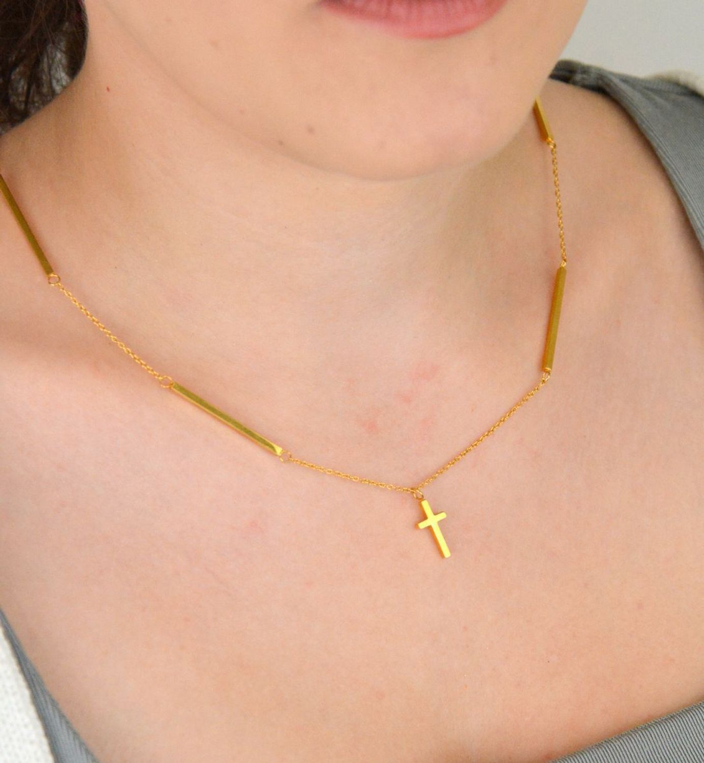Naszyjnik damski stalowy pozłacany z pałeczkami i krzyżykiem. Długość 55 + 5 cm, zapięcie na karabińczyk. Elegancki, stylowy dodatek idealny na każdą okazję.1.jpg