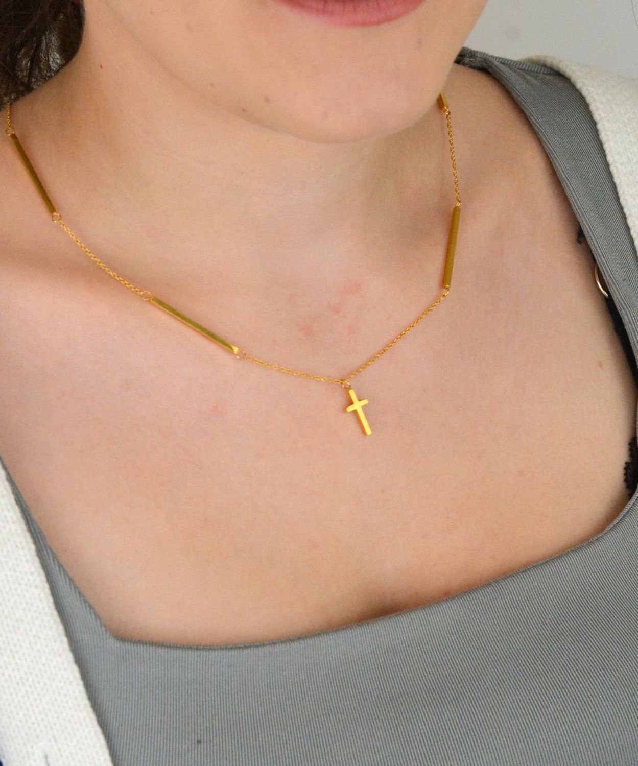 Naszyjnik damski stalowy pozłacany z pałeczkami i krzyżykiem. Długość 55 + 5 cm, zapięcie na karabińczyk. Elegancki, stylowy dodatek idealny na każdą okazję.1.jpg