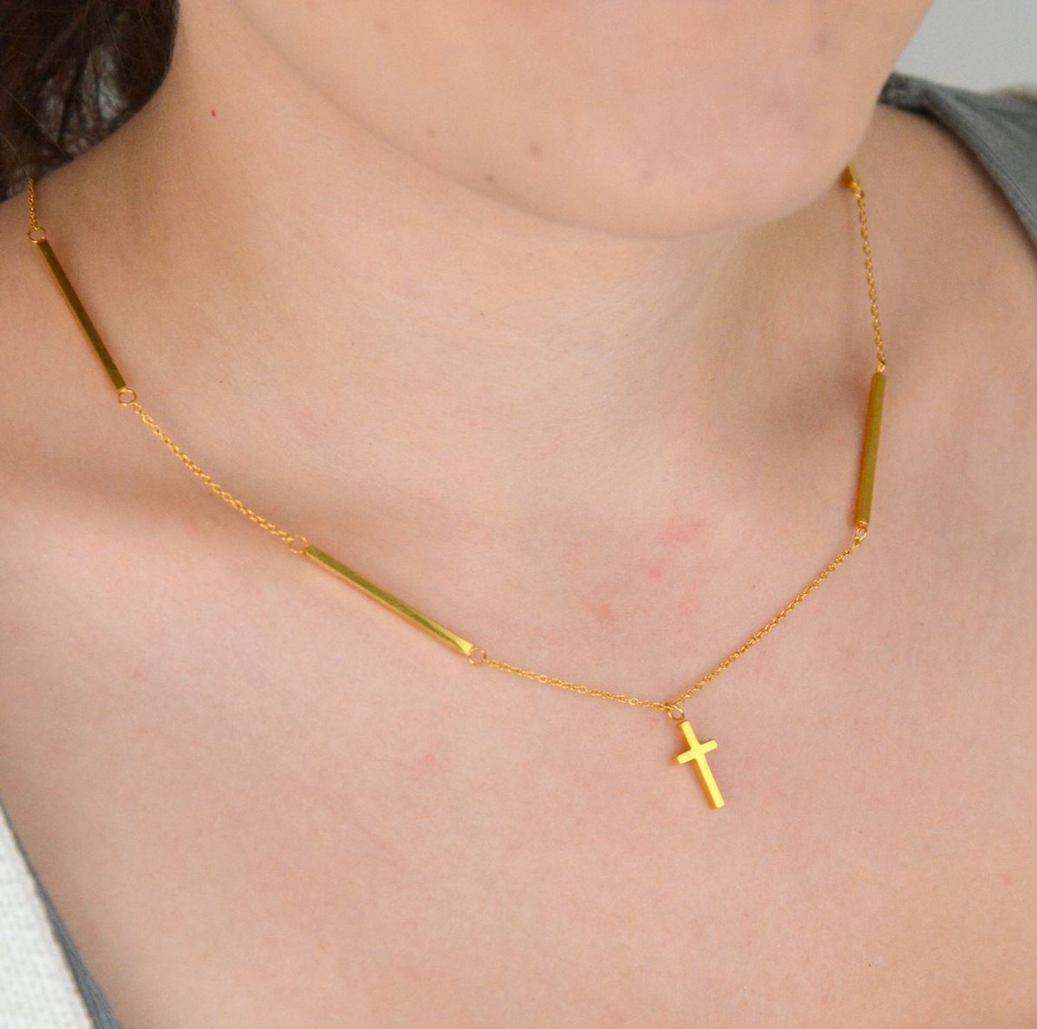 Naszyjnik damski stalowy pozłacany z pałeczkami i krzyżykiem. Długość 55 + 5 cm, zapięcie na karabińczyk. Elegancki, stylowy dodatek idealny na każdą okazję.1.jpg