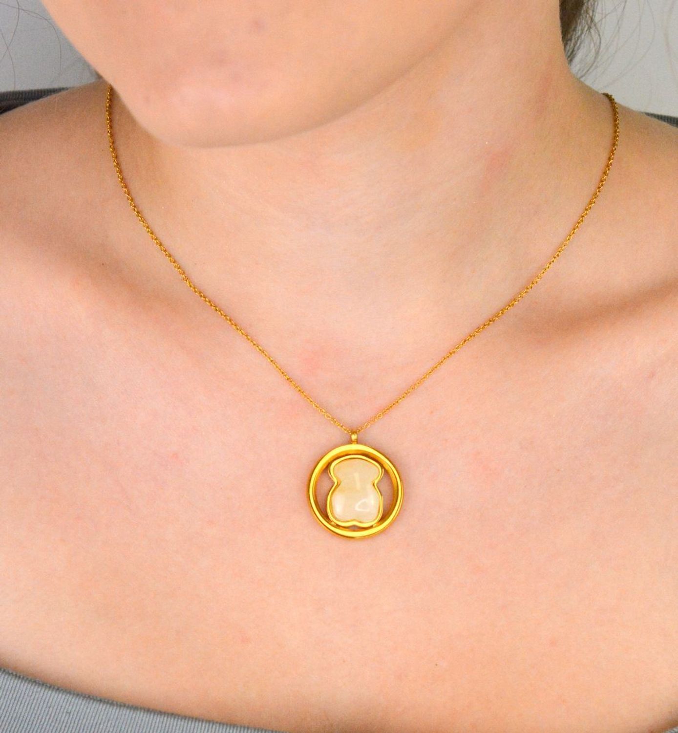 Naszyjnik damski stalowy pozłacany z perłowym misiem. Długość 45 + 5 cm, zapięcie na karabińczyk. Subtelna i urocza biżuteria – idealna na prezent!1.jpg