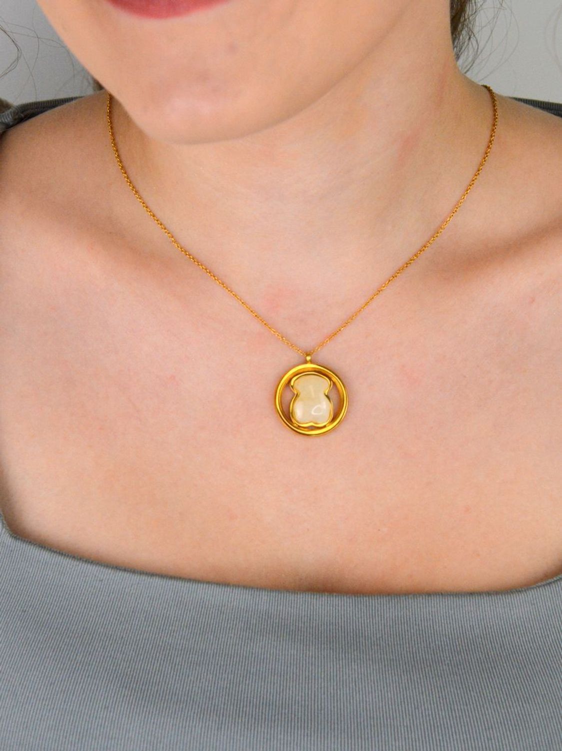 Naszyjnik damski stalowy pozłacany z perłowym misiem. Długość 45 + 5 cm, zapięcie na karabińczyk. Subtelna i urocza biżuteria – idealna na prezent!1.jpg