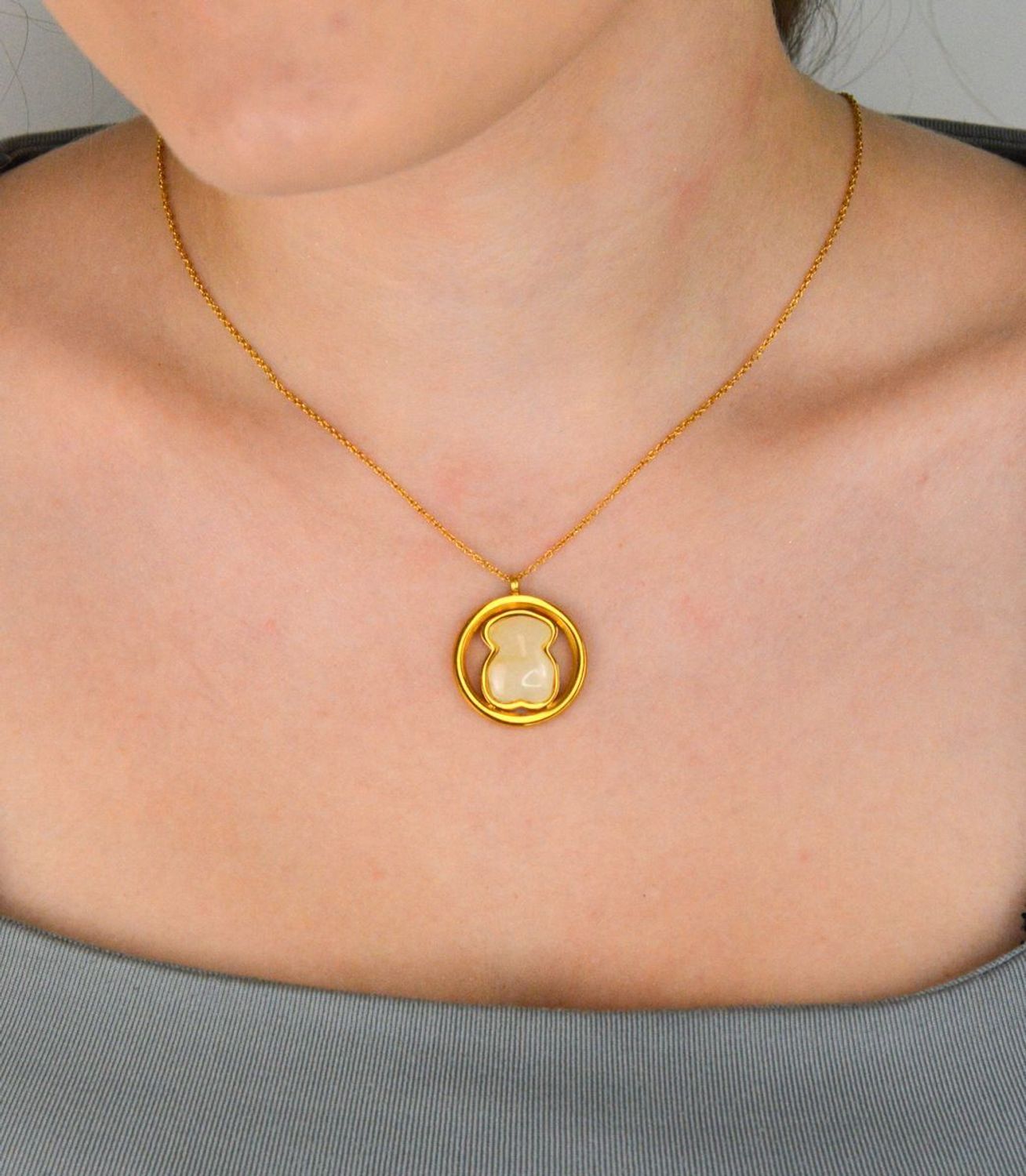 Naszyjnik damski stalowy pozłacany z perłowym misiem. Długość 45 + 5 cm, zapięcie na karabińczyk. Subtelna i urocza biżuteria – idealna na prezent!1.jpg