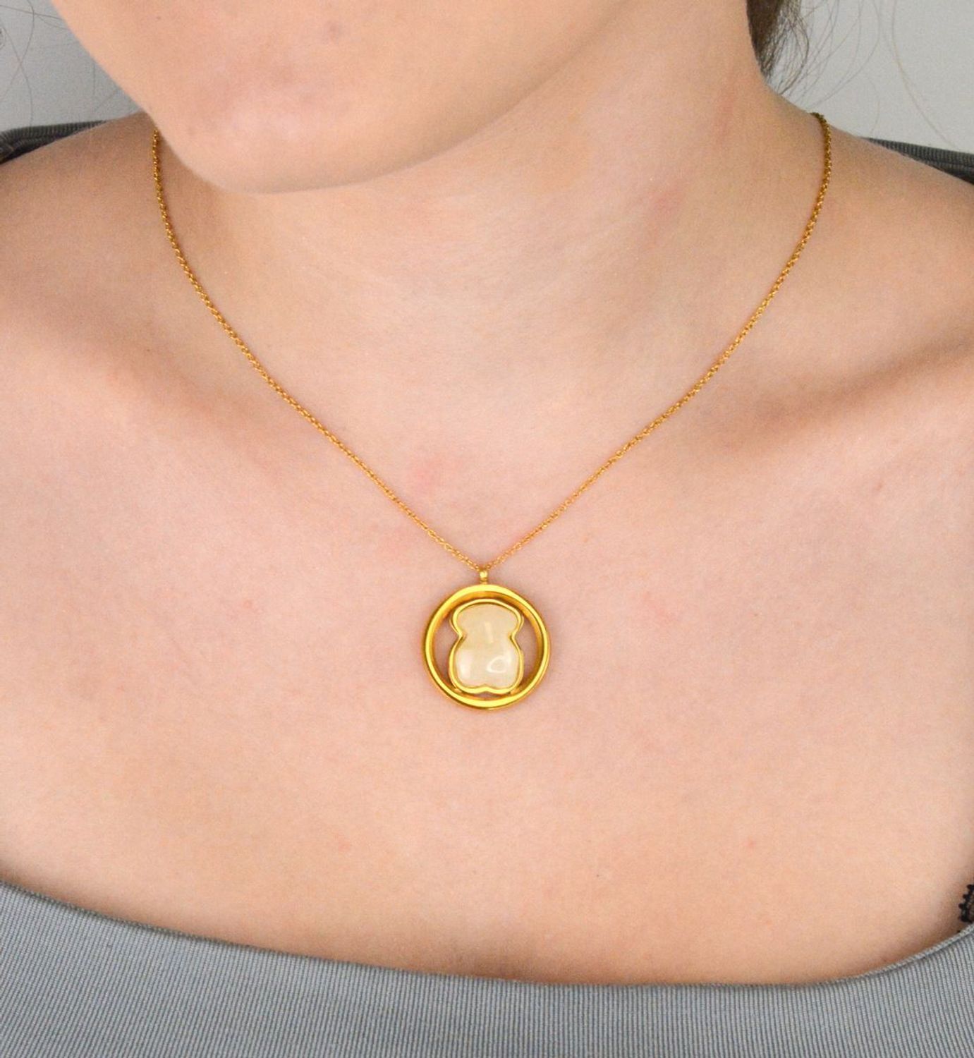 Naszyjnik damski stalowy pozłacany z perłowym misiem. Długość 45 + 5 cm, zapięcie na karabińczyk. Subtelna i urocza biżuteria – idealna na prezent!1.jpg