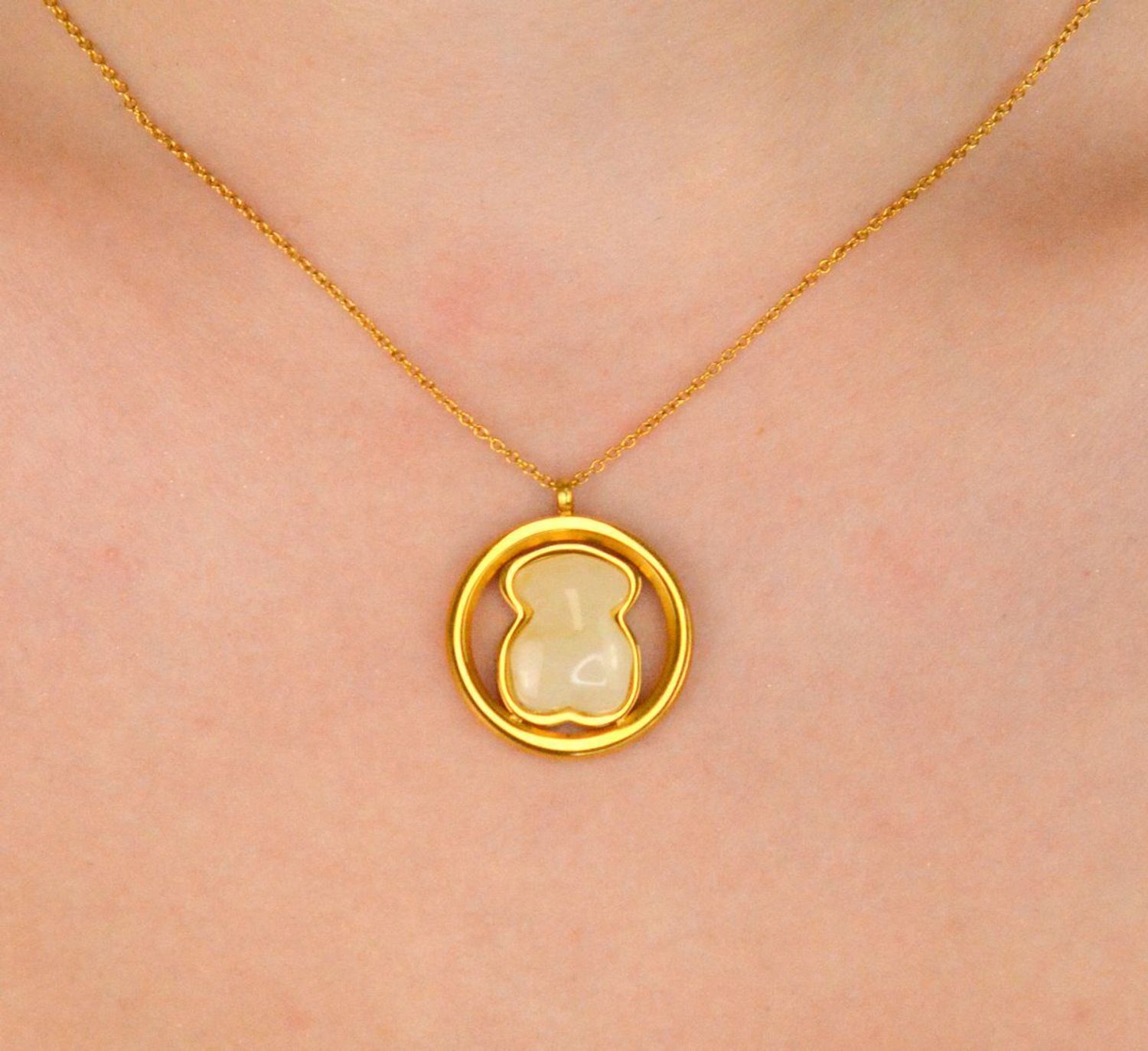 Naszyjnik damski stalowy pozłacany z perłowym misiem. Długość 45 + 5 cm, zapięcie na karabińczyk. Subtelna i urocza biżuteria – idealna na prezent!1.jpg