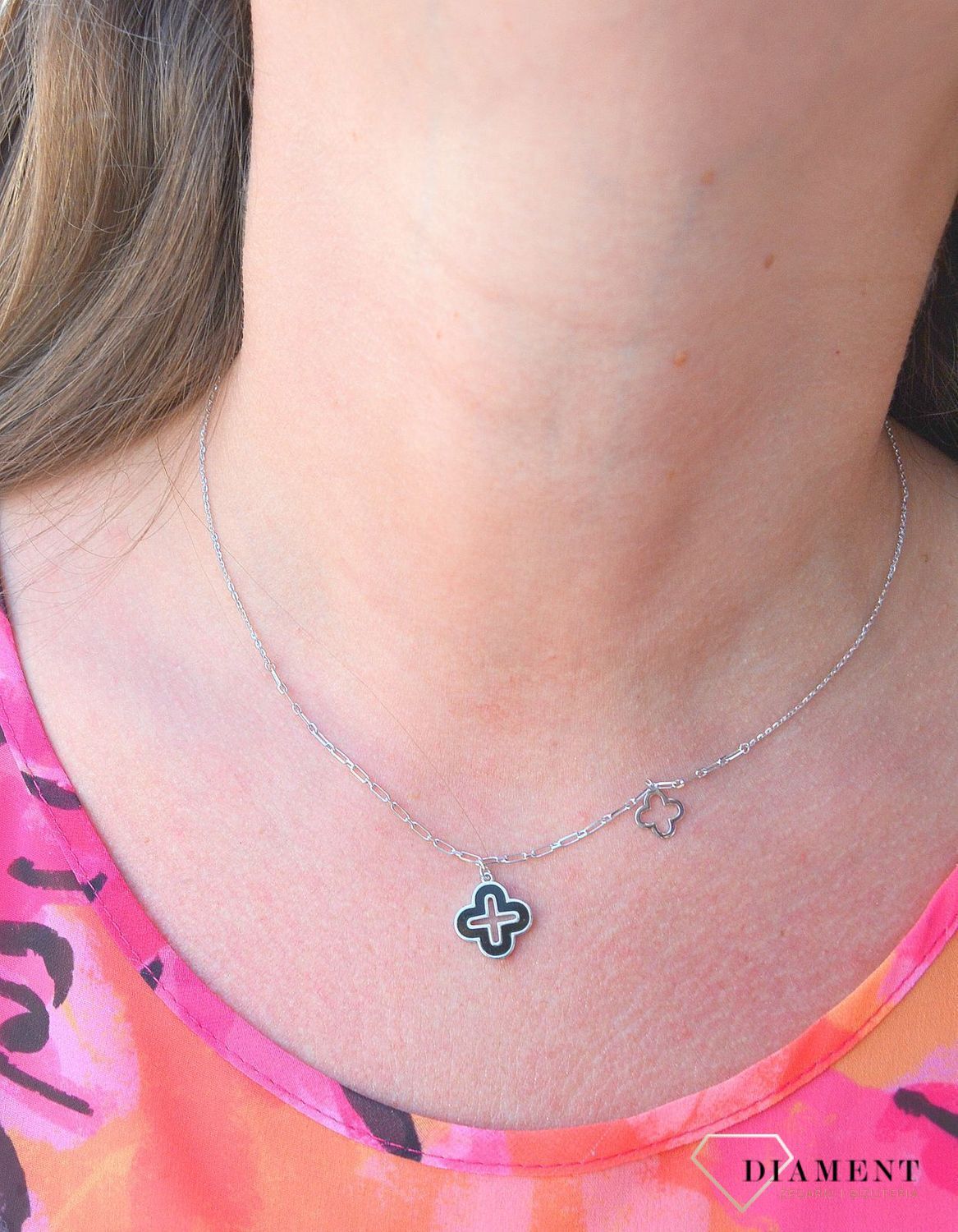 Naszyjnik srebrny z czarną i srebrną koniczynką DIA-NSZ-3064-925 regulacja długości.jpg