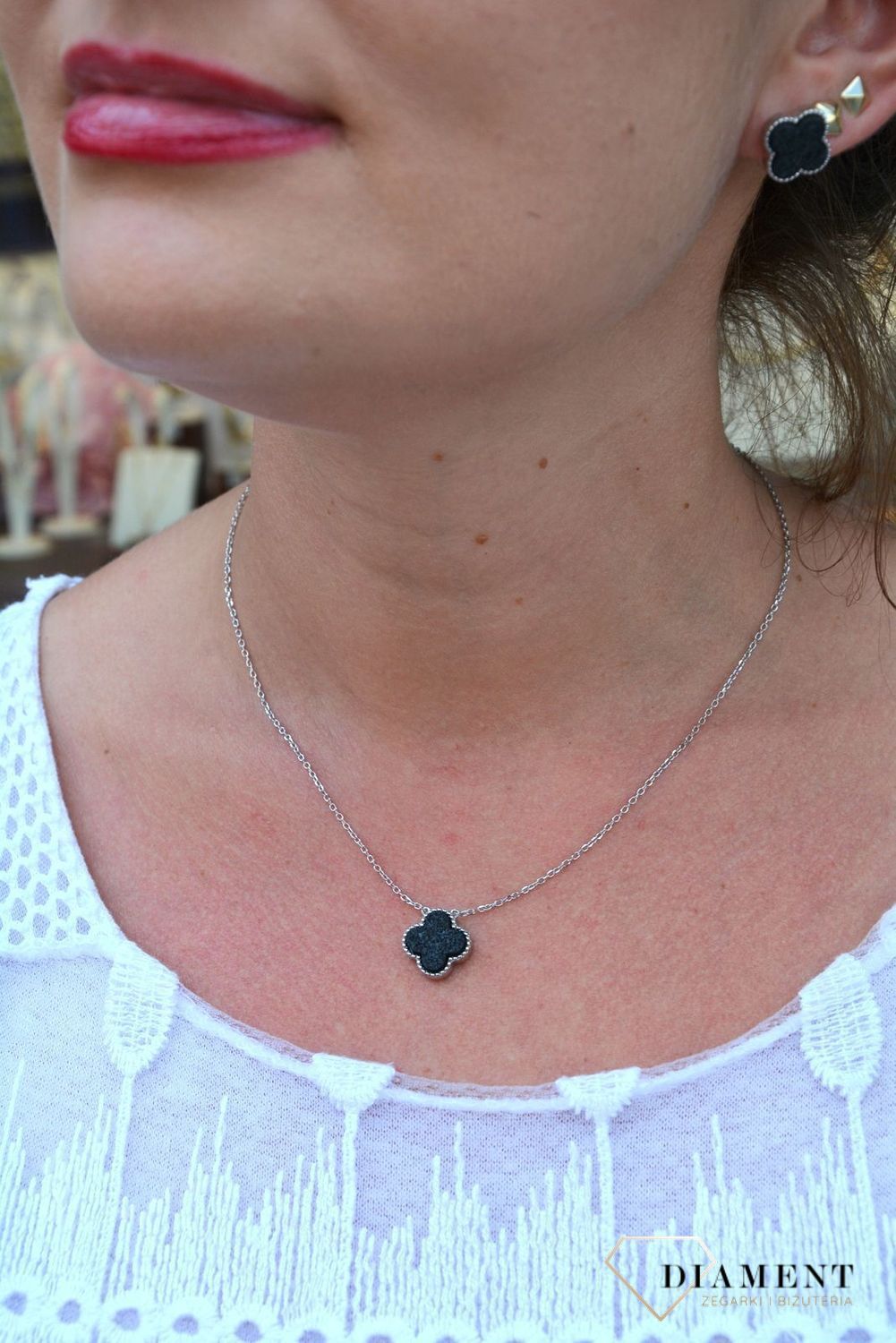 Srebrny naszyjnik celebrytka koniczynka z czarnym brokatem DIA-NSZ-3270-925.jpg