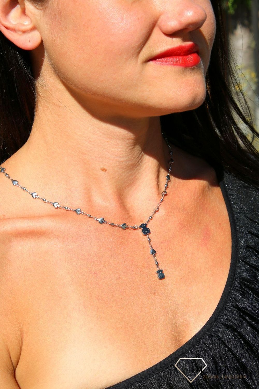 Stalowy naszyjnik krawatka z serduszkami i misiem TiOUS DIA-NSZ-3303-STAL.jpg