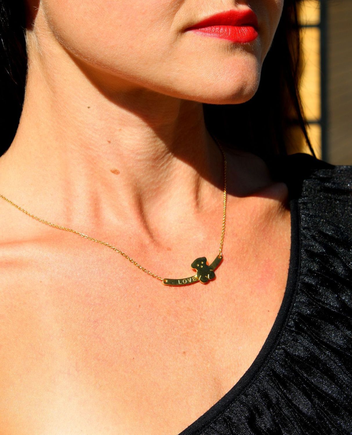 Stalowy naszyjnik z zawieszką w formie misia i blaszki z napisem LOVE DIA-NSZ-3319-STAL.jpg