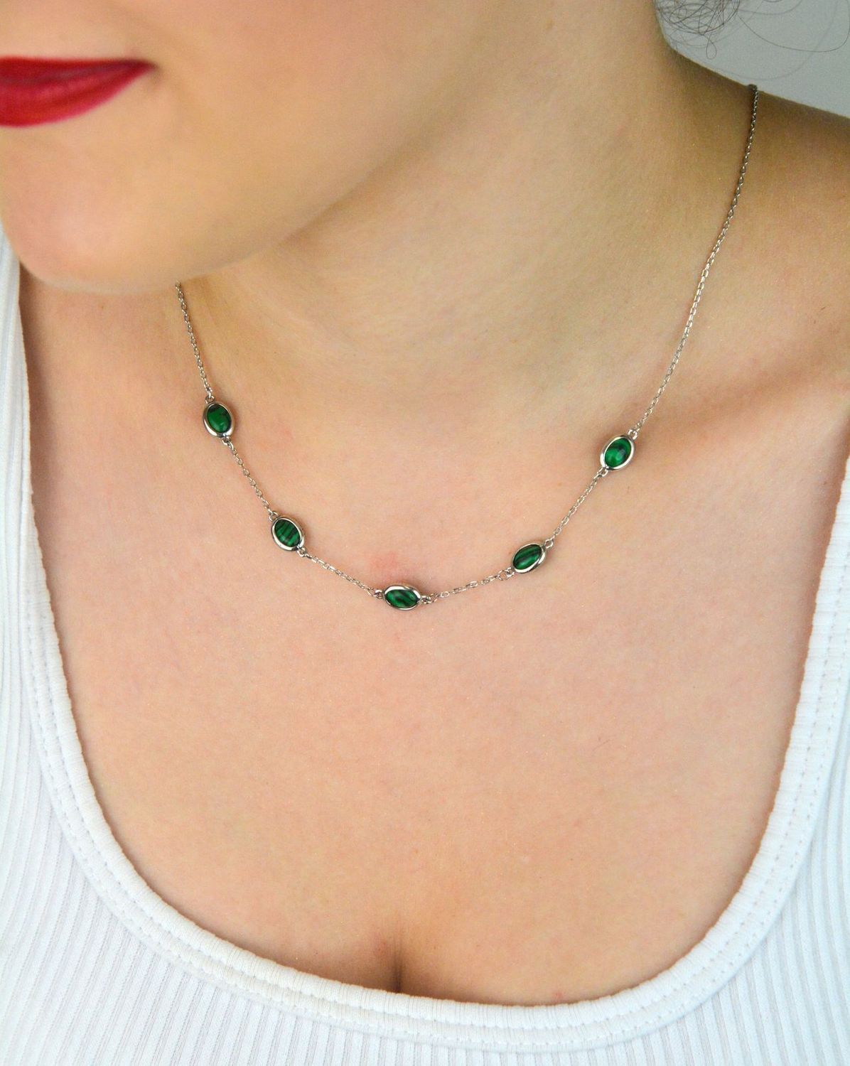 Srebrny naszyjnik damski próba 925 z malachitem, pięcioma owalnymi zawieszkami (8 mm x 5 mm), długość 38 cm + 7 cm przedłużenia. Zapięcie na karabińczyk, lekki i elegancki..jpg