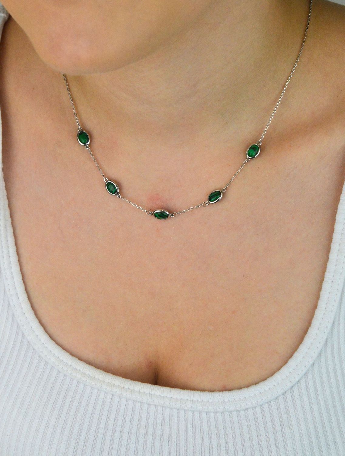 Srebrny naszyjnik damski próba 925 z malachitem, pięcioma owalnymi zawieszkami (8 mm x 5 mm), długość 38 cm + 7 cm przedłużenia. Zapięcie na karabińczyk, lekki i elegancki..jpg