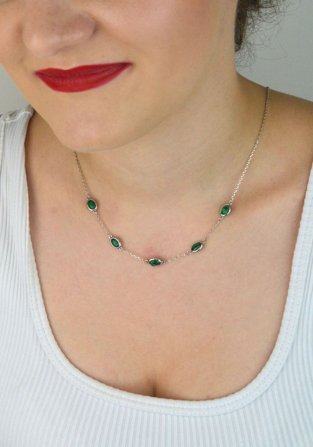 Srebrny naszyjnik damski próba 925 z malachitem, pięcioma owalnymi zawieszkami (8 mm x 5 mm), długość 38 cm + 7 cm przedłużenia. Zapięcie na karabińczyk, lekki i elegancki..jpg