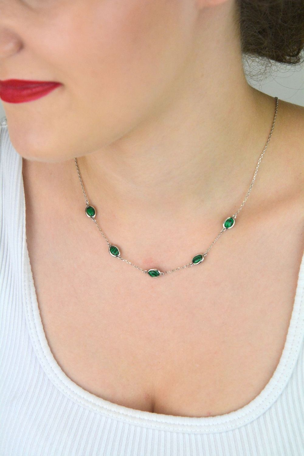 Srebrny naszyjnik damski próba 925 z malachitem, pięcioma owalnymi zawieszkami (8 mm x 5 mm), długość 38 cm + 7 cm przedłużenia. Zapięcie na karabińczyk, lekki i elegancki..jpg