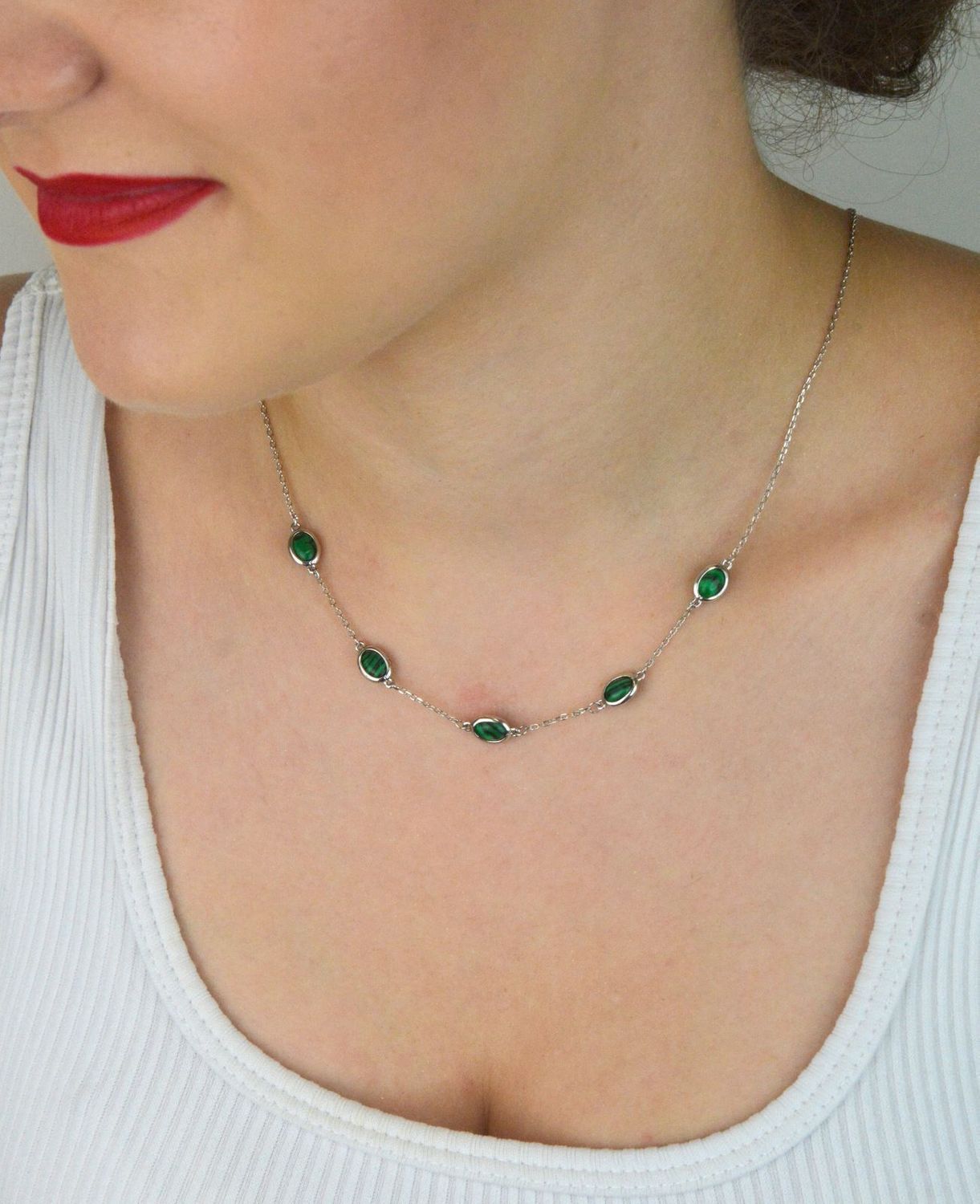Srebrny naszyjnik damski próba 925 z malachitem, pięcioma owalnymi zawieszkami (8 mm x 5 mm), długość 38 cm + 7 cm przedłużenia. Zapięcie na karabińczyk, lekki i elegancki..jpg