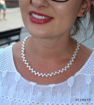 Naszyjnik z perłami w kolorze białym DIA-NSZ-3692-925. To niezwykle wyjątkowy i nietuzinkowy dodatek, który doskonale sprawdzi się w stylizacjach (1).JPG