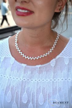 Naszyjnik z perłami w kolorze białym DIA-NSZ-3692-925. To niezwykle wyjątkowy i nietuzinkowy dodatek, który doskonale sprawdzi się w stylizacjach (2).JPG