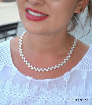 Naszyjnik z perłami w kolorze białym DIA-NSZ-3692-925. To niezwykle wyjątkowy i nietuzinkowy dodatek, który doskonale sprawdzi się w stylizacjach (3).JPG