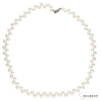 Naszyjnik z perłami w kolorze białym DIA-NSZ-3692-925. To niezwykle wyjątkowy i nietuzinkowy dodatek, który doskonale sprawdzi się w stylizacjach zarówno wieczorowych,.jpg
