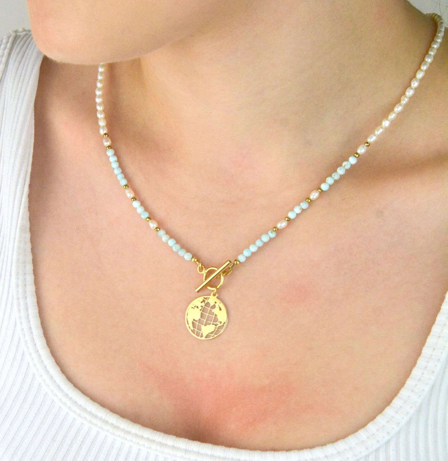 Naszyjnik srebrny pozłacany 925 z naturalnymi perłami, larimarem i zawieszką Ziemia. Długość 50 cm, waga 8 g, elegancki dodatek dla kobiet1.jpg