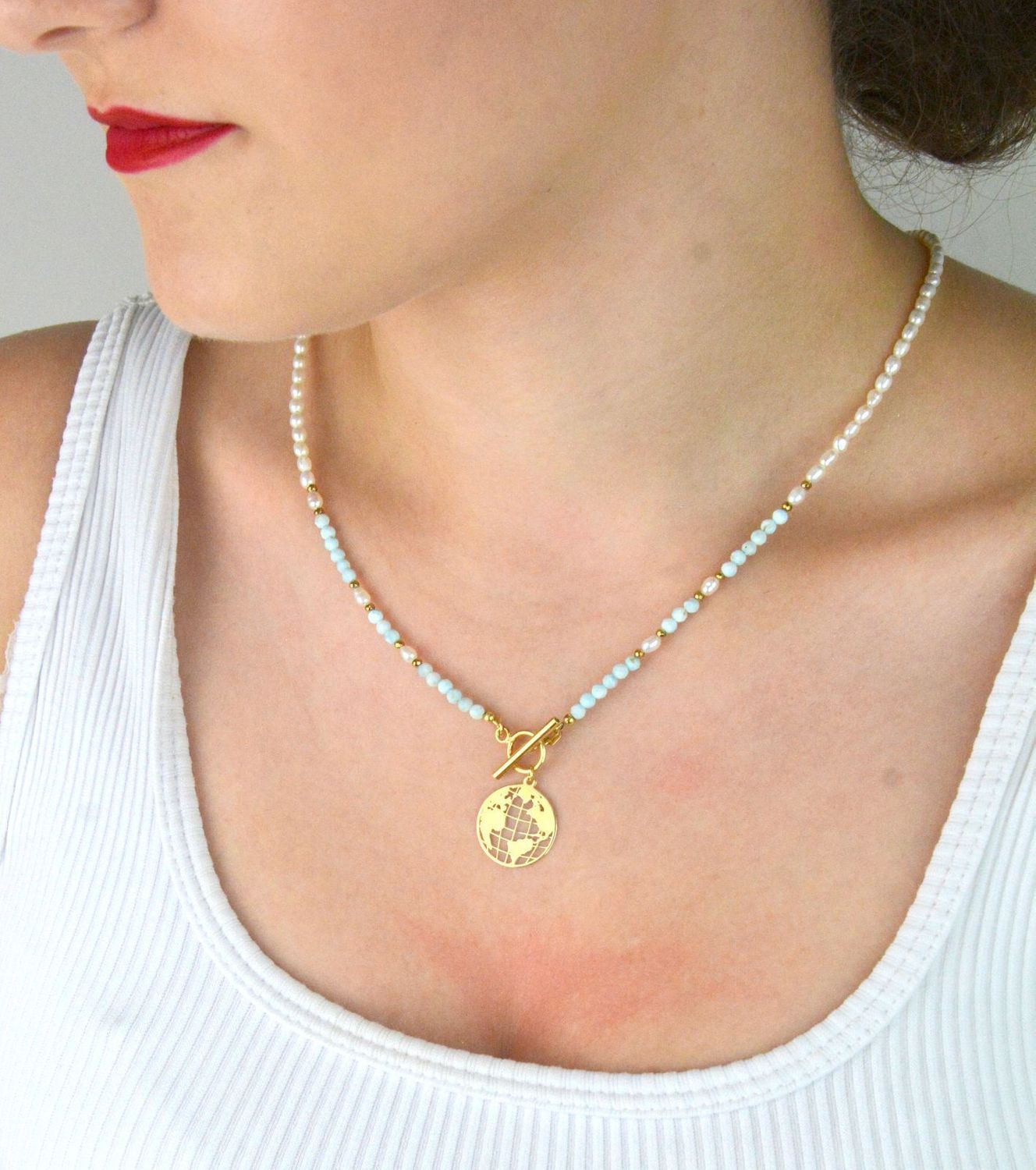 Naszyjnik srebrny pozłacany 925 z naturalnymi perłami, larimarem i zawieszką Ziemia. Długość 50 cm, waga 8 g, elegancki dodatek dla kobiet1.jpg