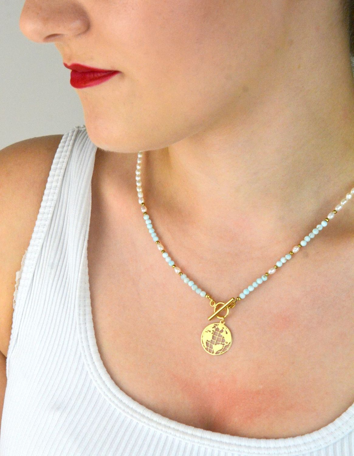 Naszyjnik srebrny pozłacany 925 z naturalnymi perłami, larimarem i zawieszką Ziemia. Długość 50 cm, waga 8 g, elegancki dodatek dla kobiet1.jpg