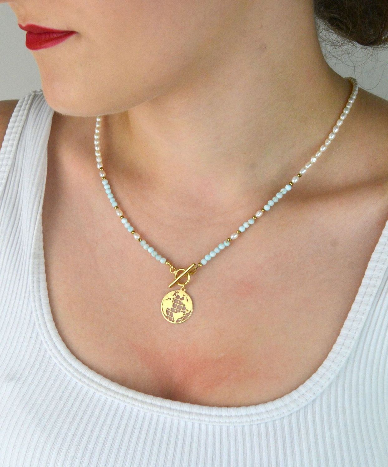 Naszyjnik srebrny pozłacany 925 z naturalnymi perłami, larimarem i zawieszką Ziemia. Długość 50 cm, waga 8 g, elegancki dodatek dla kobiet1.jpg