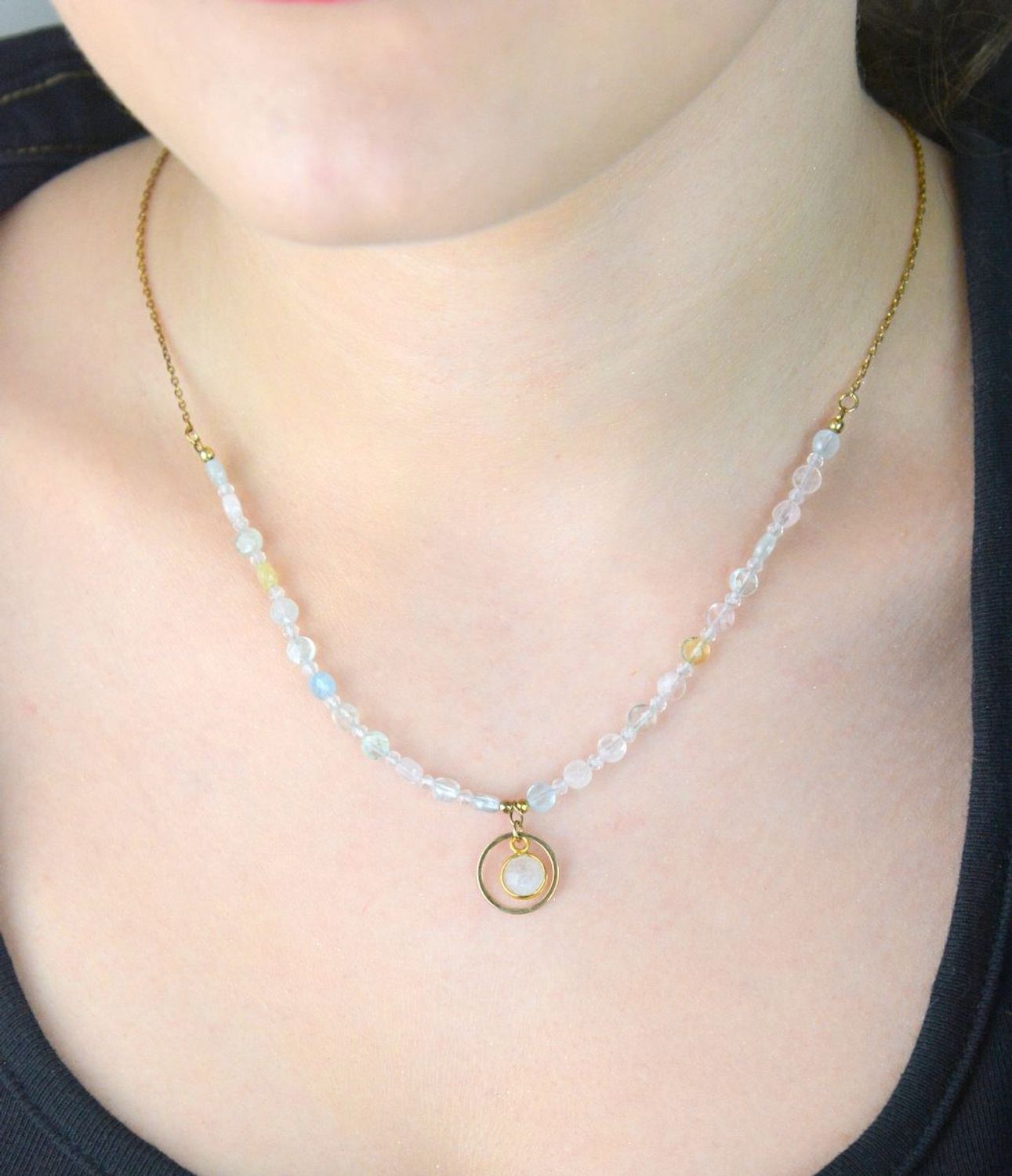 Naszyjnik srebrny pozłacany próby 925 z morganitem, kamieniem księżycowym i cyrkonią. Długość 42 + 3 cm, waga 4,40 g. Stylowy i kobiecy dodatek z naturalnymi kamieniami.1.jpg