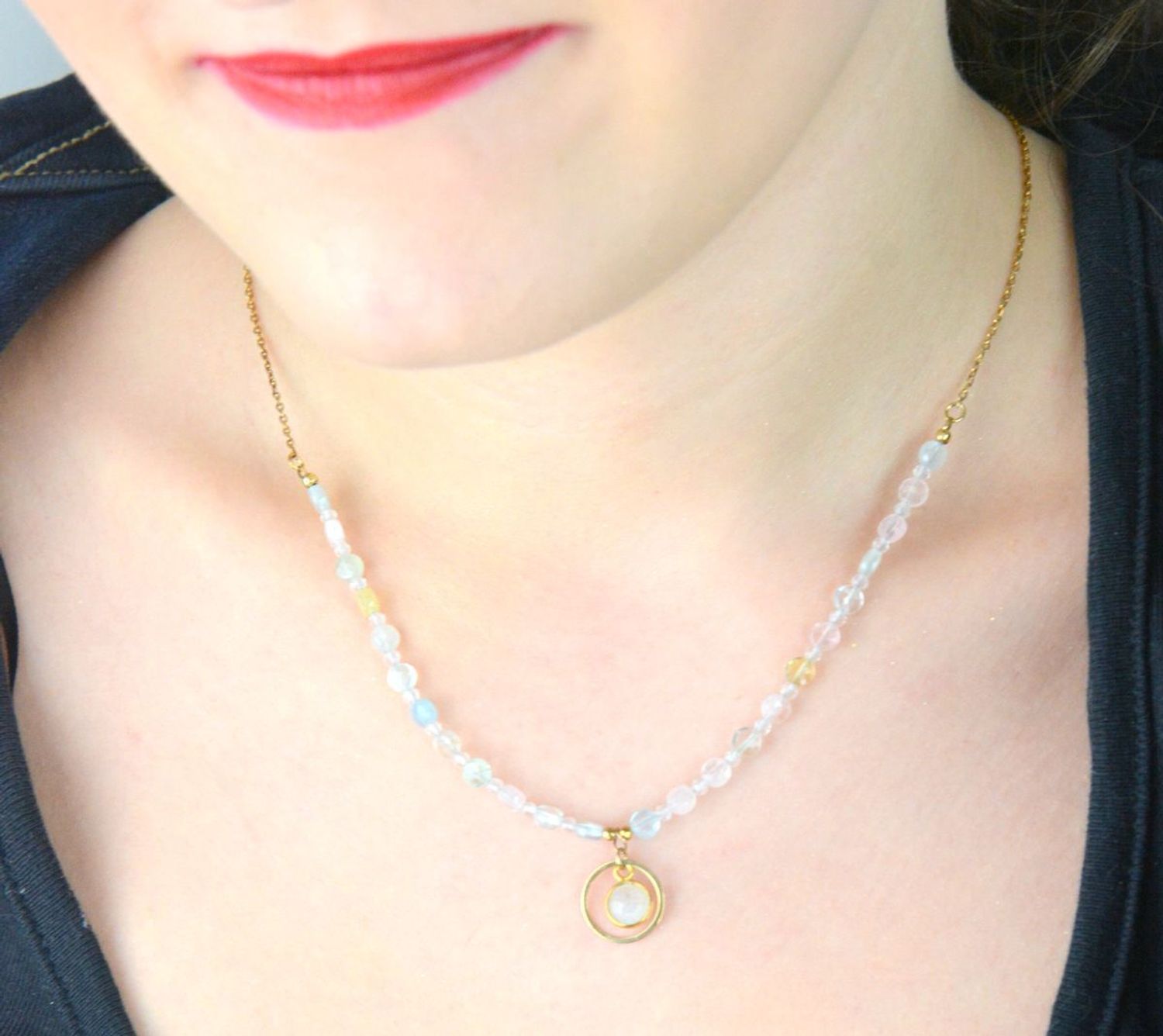 Naszyjnik srebrny pozłacany próby 925 z morganitem, kamieniem księżycowym i cyrkonią. Długość 42 + 3 cm, waga 4,40 g. Stylowy i kobiecy dodatek z naturalnymi kamieniami.1.jpg